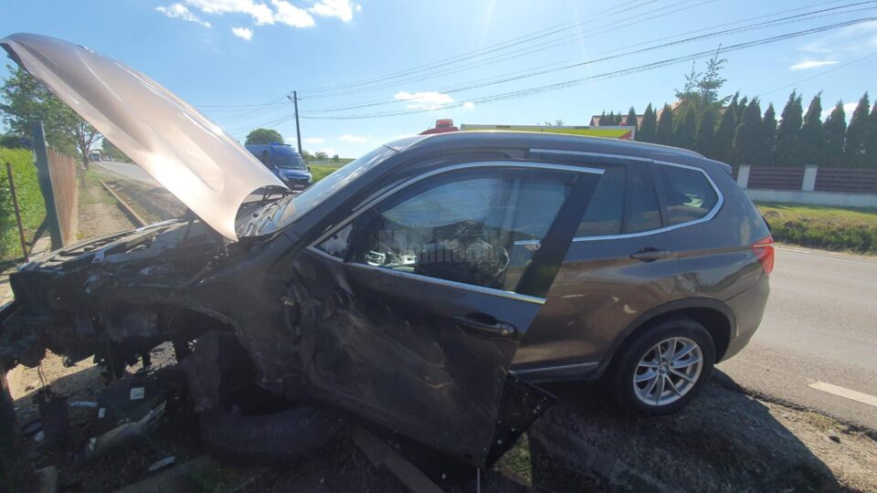 Autoturismul în care se aflau bărbatul și femeia care au ajuns la spital