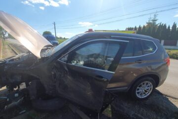 Autoturismul în care se aflau bărbatul și femeia care au ajuns la spital