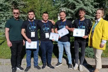 Echipajul de studenti din Chisinau si indrumatorii lor, castigatori ai concursului Hard&Soft