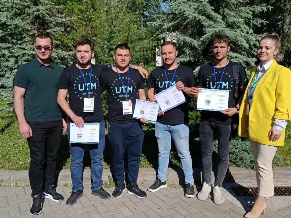 Echipajul de studenti din Chisinau si indrumatorii lor, castigatori ai concursului Hard&Soft Echipajul de studenti din Chisinau si indrumatorii lor, castigatori ai concursului Hard&Soft