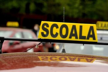 Amenzi și două școli de șoferi cu activitatea suspendată după un control pe mai multe direcții
