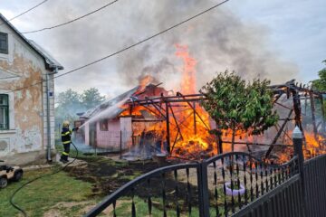 Incendiu puternic, oprit înainte de a se extinde și la o casă din Siret
