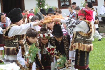 Spectacolul „Nunta în Bucovina”, prezentat de elevi câmpulungeni, la Muzeul ,,Arta Lemnului”