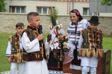 Spectacolul „Nunta în Bucovina”, prezentat de elevi câmpulungeni, la Muzeul ,,Arta Lemnului”