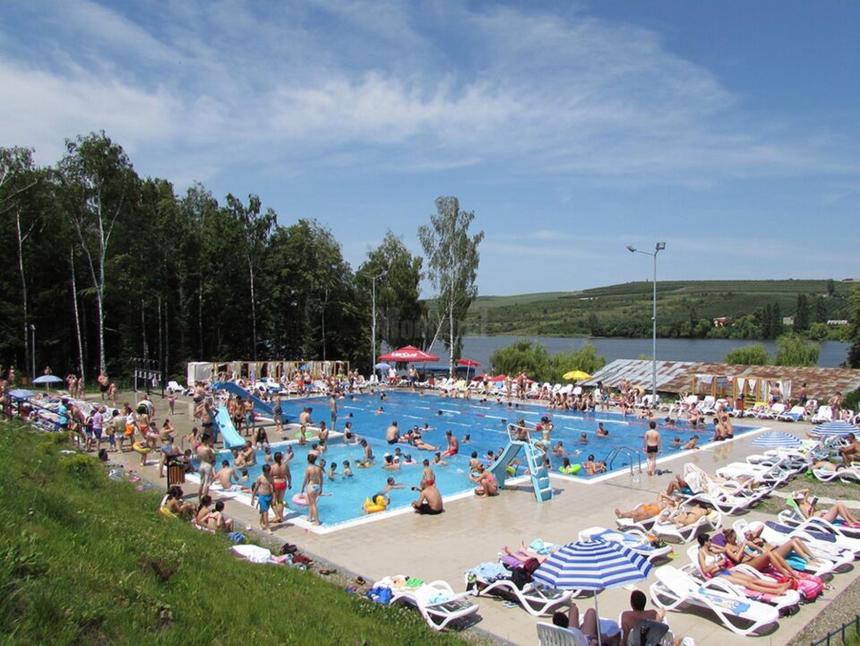 Primăria Fălticeni deschide pe 1 iunie parcul de aventură și piscinele exterioare