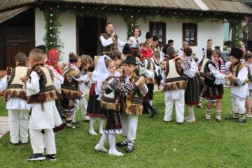 Spectacolul „Nunta în Bucovina”, prezentat de elevi câmpulungeni, la Muzeul ,,Arta Lemnului”