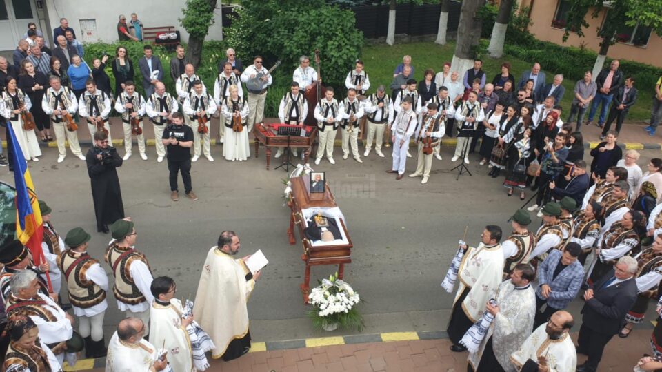 Maestrul George Sîrbu a fost condus pe ultimul drum în sunet de bucium, de caval și în dangăt de clopote