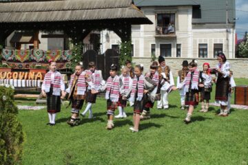 Spectacolul „Nunta în Bucovina”, prezentat de elevi câmpulungeni, la Muzeul ,,Arta Lemnului”