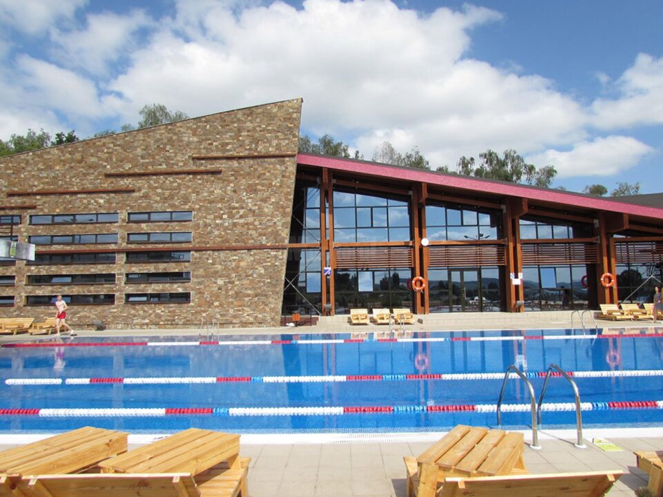 Primăria Fălticeni deschide pe 1 iunie parcul de aventură și piscinele exterioare