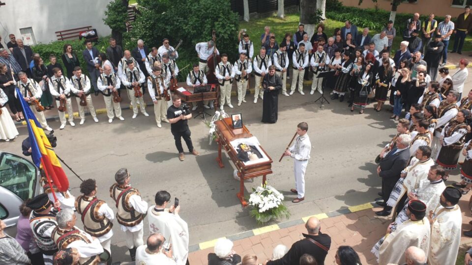 Maestrul George Sîrbu a fost condus pe ultimul drum în sunet de bucium, de caval și în dangăt de clopote