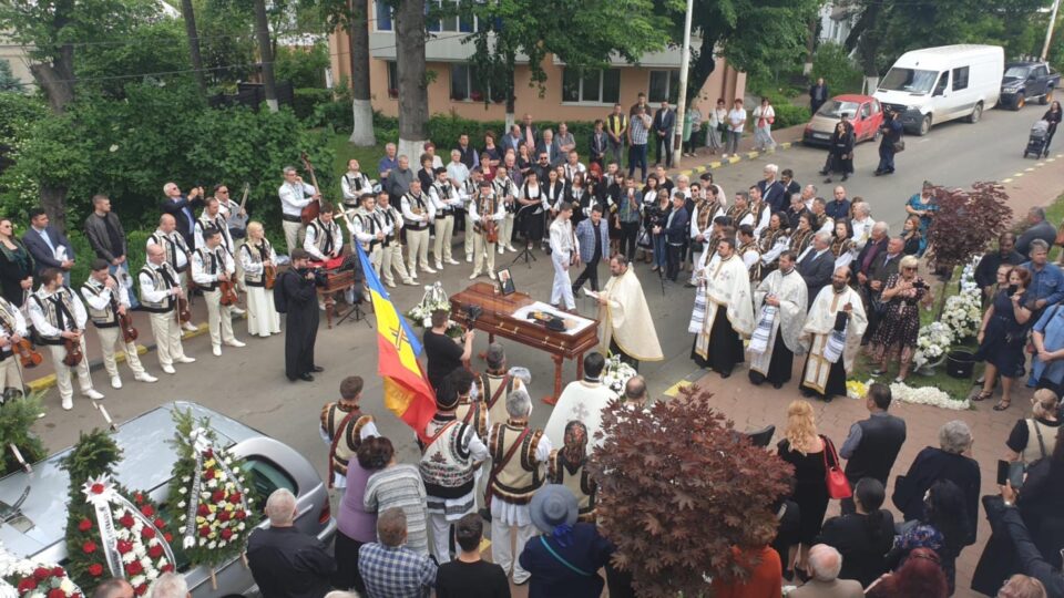 Maestrul George Sîrbu a fost condus pe ultimul drum în sunet de bucium, de caval și în dangăt de clopote