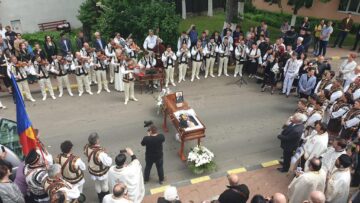 Maestrul George Sîrbu a fost condus pe ultimul drum în sunet de bucium, de caval și în dangăt de clopote