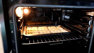 Anamaria, mama lui Fabian, pregătind biscuiții cu numele fiului ei