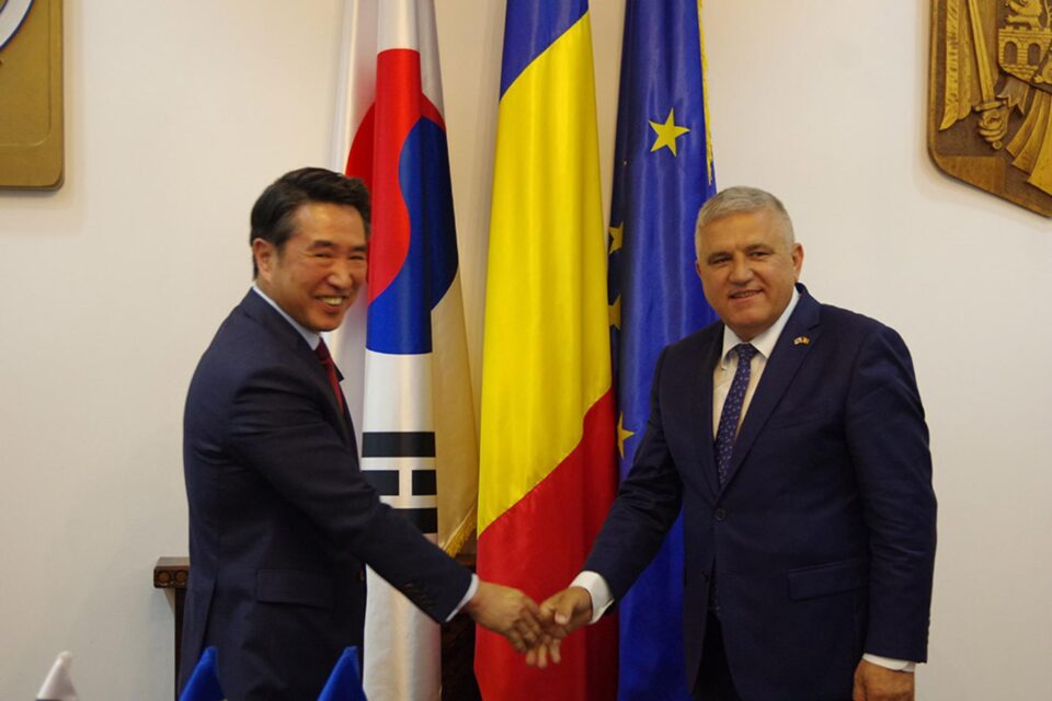 Ambasadorul Coreei de Sud în România, Rim Kap – Soo, și noul consul onorific Dumitru Mihalescul
