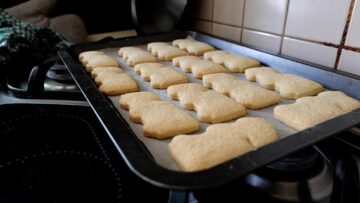 Anamaria, mama lui Fabian, pregătind biscuiții cu numele fiului ei