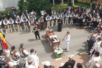 Maestrul George Sîrbu a fost condus pe ultimul drum în sunet de bucium, de caval și în dangăt de clopote