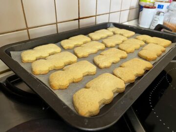 Anamaria, mama lui Fabian, pregătind biscuiții cu numele fiului ei