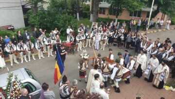 Maestrul George Sîrbu a fost condus pe ultimul drum în sunet de bucium, de caval și în dangăt de clopote