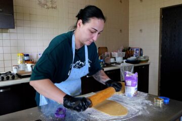 Anamaria, mama lui Fabian, pregătind biscuiții cu numele fiului ei