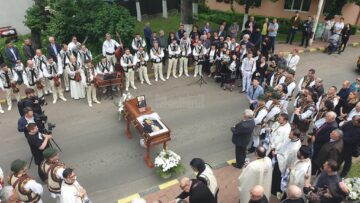 Maestrul George Sîrbu a fost condus pe ultimul drum în sunet de bucium, de caval și în dangăt de clopote