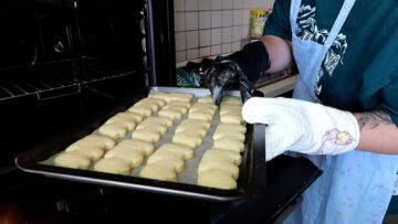 Anamaria, mama lui Fabian, pregătind biscuiții cu numele fiului ei