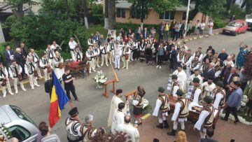 Maestrul George Sîrbu a fost condus pe ultimul drum în sunet de bucium, de caval și în dangăt de clopote