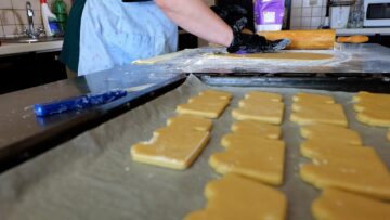 Anamaria, mama lui Fabian, pregătind biscuiții cu numele fiului ei