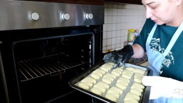 Anamaria, mama lui Fabian, pregătind biscuiții cu numele fiului ei
