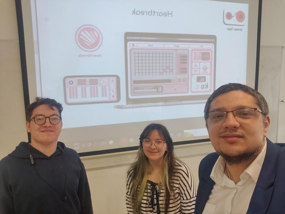 Echipa câștigătoare, studenții si coordonatorul lor, care au luat premiul ”Best Business Plan” Echipa câștigătoare, studenții si coordonatorul lor, care au luat premiul ”Best Business Plan”