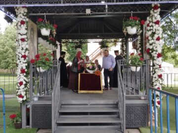 Moaștele Sfântului Mare Mucenic Ioan cel Nou au fost depuse ieri dimineață în curtea mănăstirii spre închinare