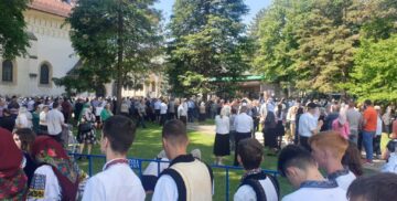 Slujbă arhierească, expoziție de fotografie, distincții și sute de credincioși, la praznicul Sfântului Mare Mucenic Ioan cel Nou