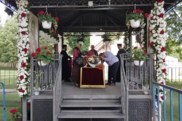 Moaștele Sfântului Mare Mucenic Ioan cel Nou au fost depuse ieri dimineață în curtea mănăstirii spre închinare