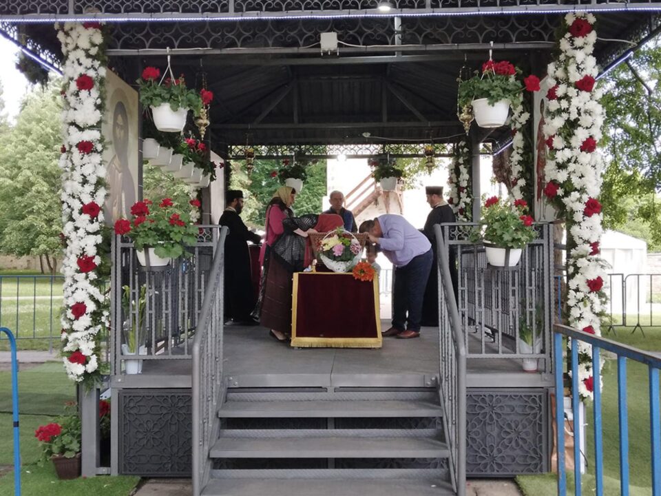 Moaștele Sfântului Mare Mucenic Ioan cel Nou au fost depuse ieri dimineață în curtea mănăstirii spre închinare