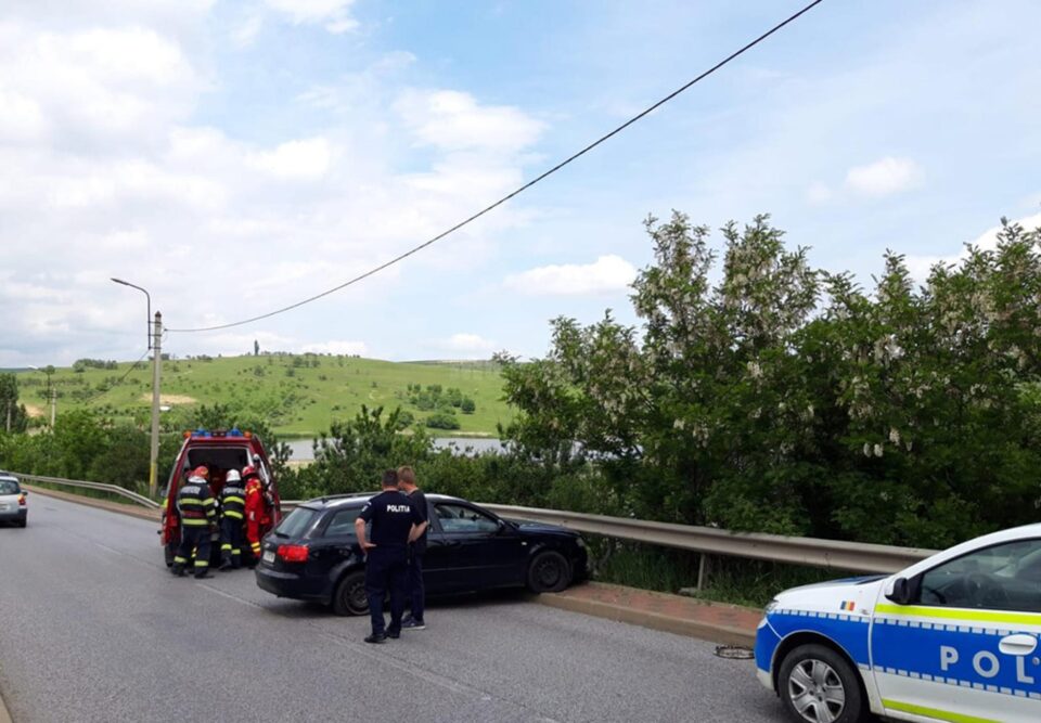 A adormit la volan în plină zi și a intrat cu mașina într-un parapet de protecție