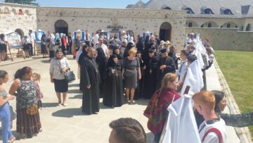 Slujbă arhierească, expoziție de fotografie, distincții și sute de credincioși, la praznicul Sfântului Mare Mucenic Ioan cel Nou