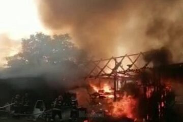 Incendiu la un atelier mecanic din Ipotești, lovit de trăsnet