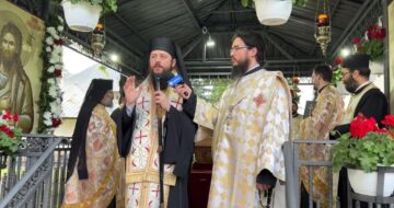 Moaștele Sfântului Mare Mucenic Ioan cel Nou au fost depuse ieri dimineață în curtea mănăstirii spre închinare