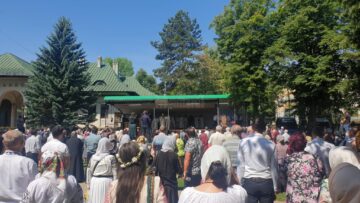 Slujbă arhierească, expoziție de fotografie, distincții și sute de credincioși, la praznicul Sfântului Mare Mucenic Ioan cel Nou