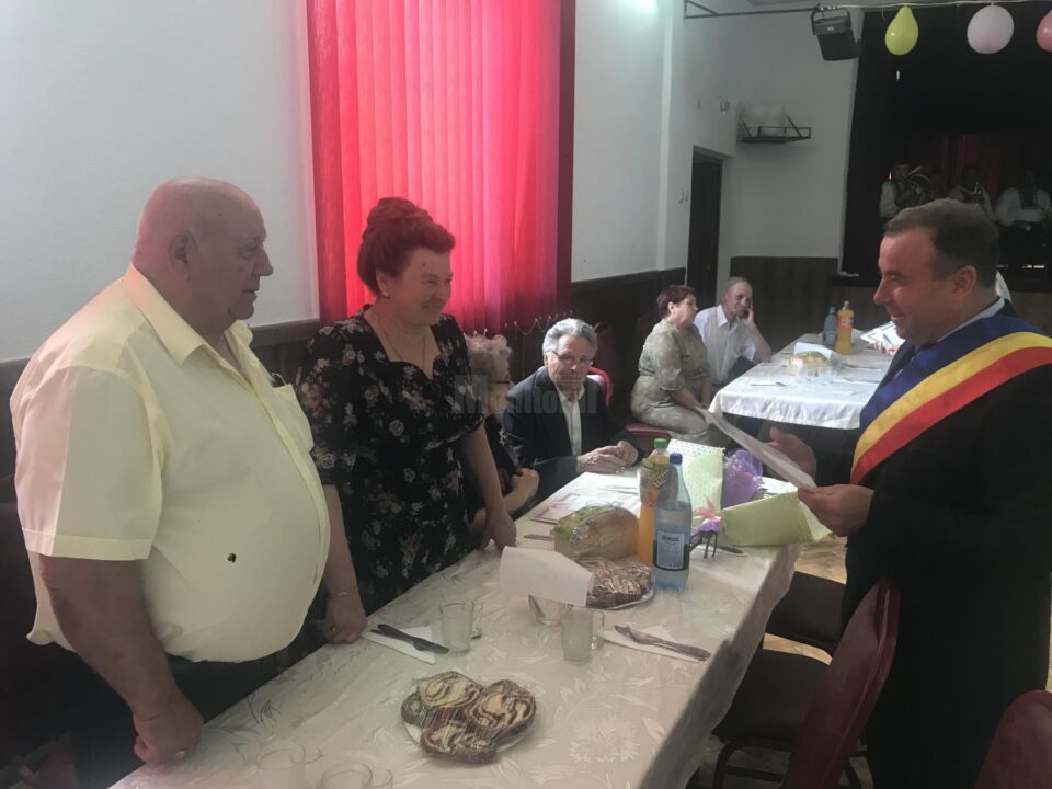 Primarul Tomita Onisii a premiat 15 cupluri de aur