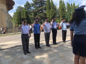 Festivitate cu depuneri de coroane și alocuțiuni de Ziua Eroilor, la Rădăuți