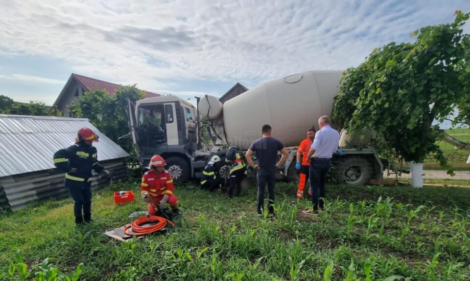 Bărbatul a fost prins sub roțile betonierei
