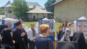 Slujbă arhierească, expoziție de fotografie, distincții și sute de credincioși, la praznicul Sfântului Mare Mucenic Ioan cel Nou