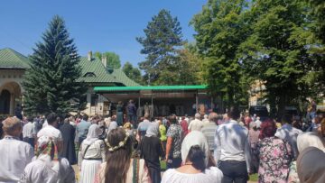 Slujbă arhierească, expoziție de fotografie, distincții și sute de credincioși, la praznicul Sfântului Mare Mucenic Ioan cel Nou