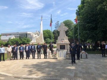 Festivitate cu depuneri de coroane și alocuțiuni de Ziua Eroilor, la Rădăuți