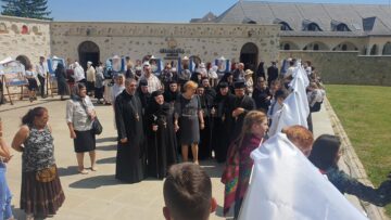 Slujbă arhierească, expoziție de fotografie, distincții și sute de credincioși, la praznicul Sfântului Mare Mucenic Ioan cel Nou