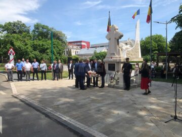 Festivitate cu depuneri de coroane și alocuțiuni de Ziua Eroilor, la Rădăuți