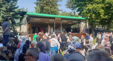 Slujbă arhierească, expoziție de fotografie, distincții și sute de credincioși, la praznicul Sfântului Mare Mucenic Ioan cel Nou