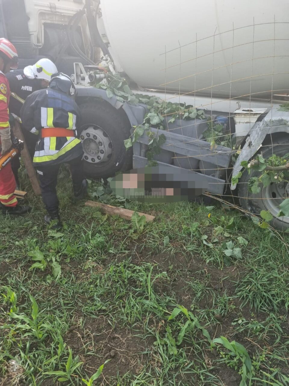 Bărbatul a fost prins sub roțile betonierei