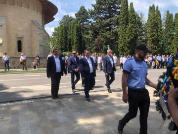 Festivitate cu depuneri de coroane și alocuțiuni de Ziua Eroilor, la Rădăuți