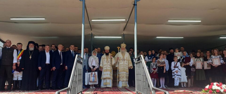 Slujbă arhierească, expoziție de fotografie, distincții și sute de credincioși, la praznicul Sfântului Mare Mucenic Ioan cel Nou
